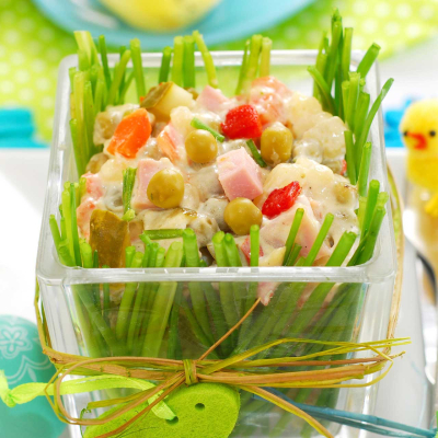 Wielkanocne sałatki – klasyczne i nowoczesne propozycje, kolorowe i świeże dania podane na świątecznym stole