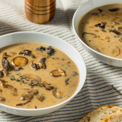 Tradycyjna wigilijna zupa grzybowa, zupa krem z kawałkami grzybów