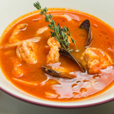 Świąteczna zupa rybna na warzywach Zupa rybna na Wigilię podana w talerzu