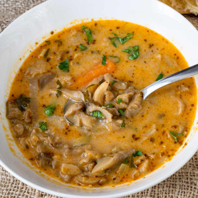 Zupa z boczniaków przypominająca flaki, podana z natką pietruszki